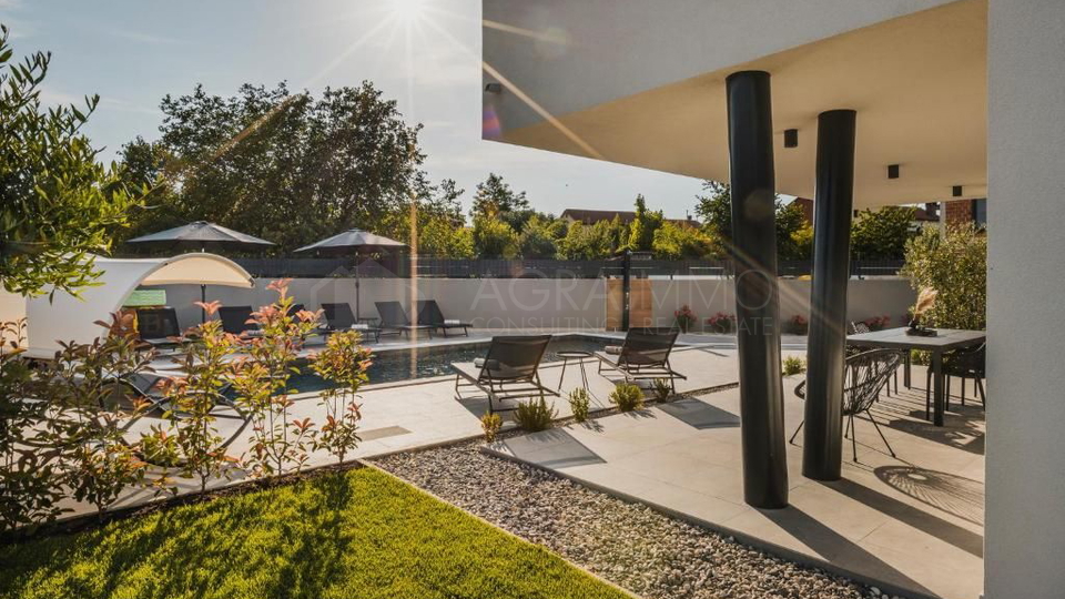 UMAG – ELEGANTE, MODERNE VILLA MIT PRIVATPOOL UND APARTMENTS