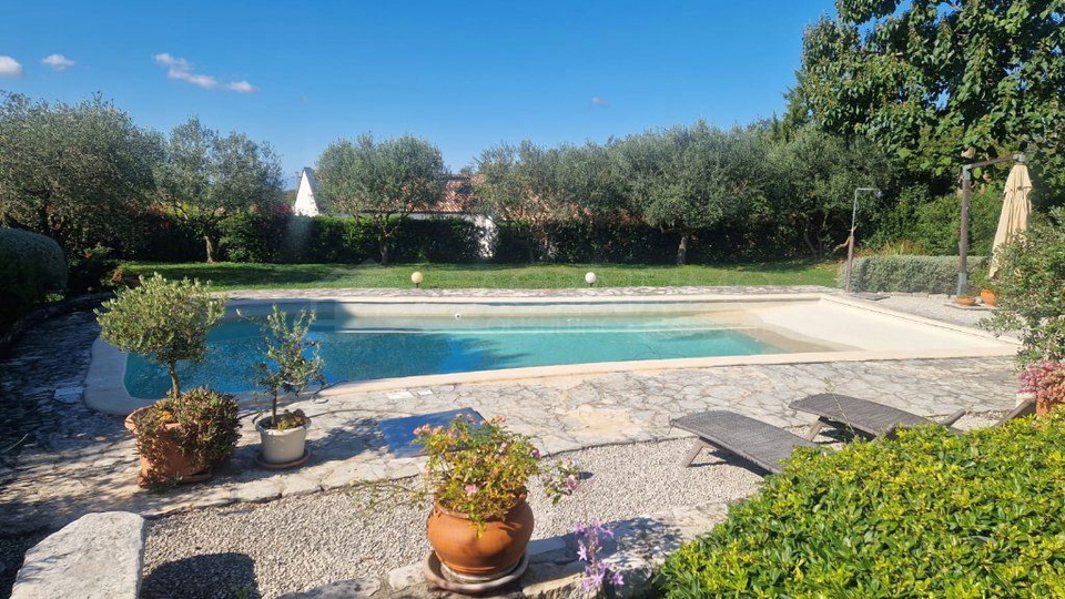 BUJE – UMGEBUNG: IDEALES HAUS FÜR RUHIGES LEBEN UND SICHERE INVESTITION