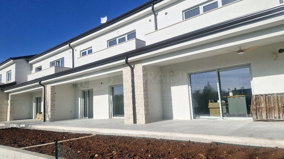 UMAG &ndash; MODERNA HI&Scaron;A Z VRHUNSKO OPREMO NA ODLI&Ccaron;NI LOKACIJI&comma; SAMO 600 METROV OD MORJA