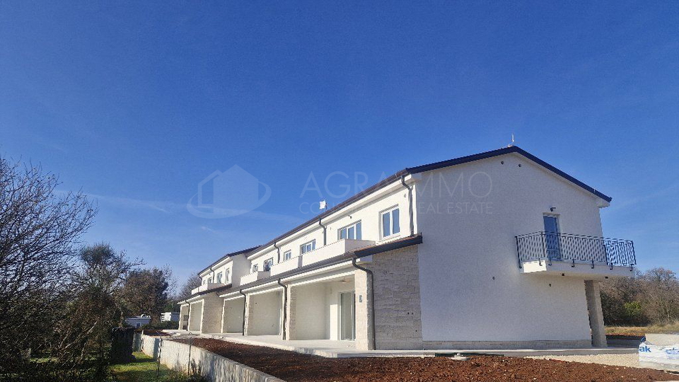 UMAG &ndash; MODERN HOUSE WITH TOP EQUIPMENT IN A PRIME LOCATION&comma; ONLY 600 METERS FROM THE SEA