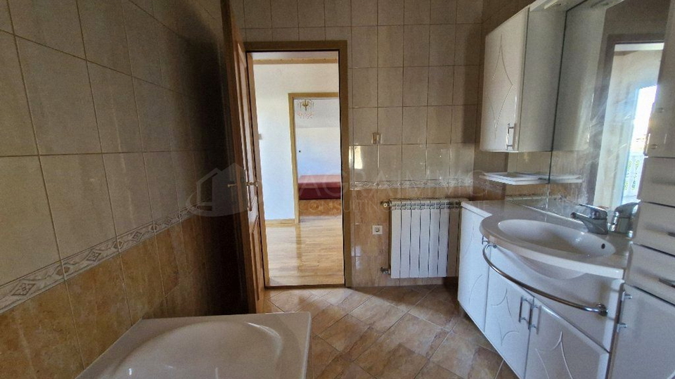UMAG &ndash; IZJEMNA PRILO&Zcaron;NOST ZA NAKUP SAMOSTOJNE DRU&Zcaron;INSKE HI&Scaron;E V UMAGU PO CENI LE 1600 &euro;&sol;M&sup2;    &period;