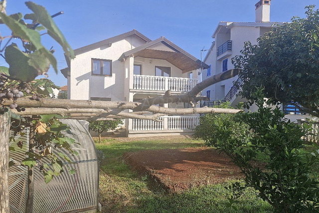 UMAG – IZJEMNA PRILOŽNOST ZA NAKUP SAMOSTOJNE DRUŽINSKE HIŠE V UMAGU PO CENI LE 1600 €/M²    .