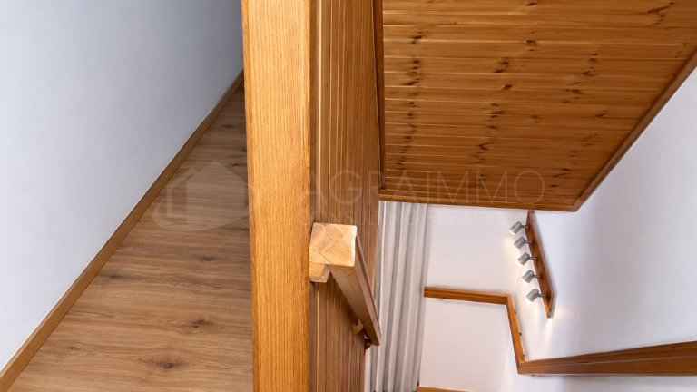 BARAT &ndash; KAMNITA HI&Scaron;A Z ZAZIDLJIVIM ZEMLJI&Scaron;&Ccaron;EM IN VELIKIM POTENCIALOM
