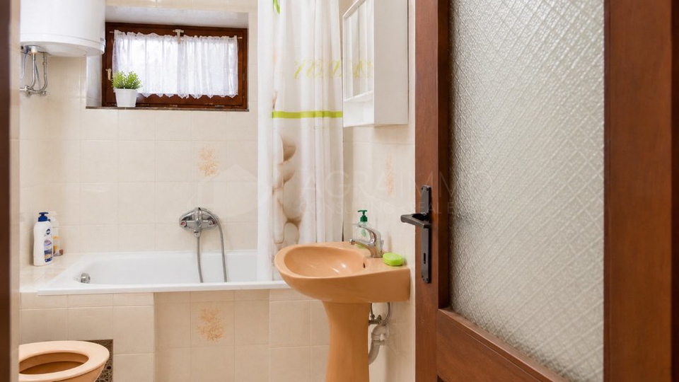 BARAT &ndash; KAMNITA HI&Scaron;A Z ZAZIDLJIVIM ZEMLJI&Scaron;&Ccaron;EM IN VELIKIM POTENCIALOM
