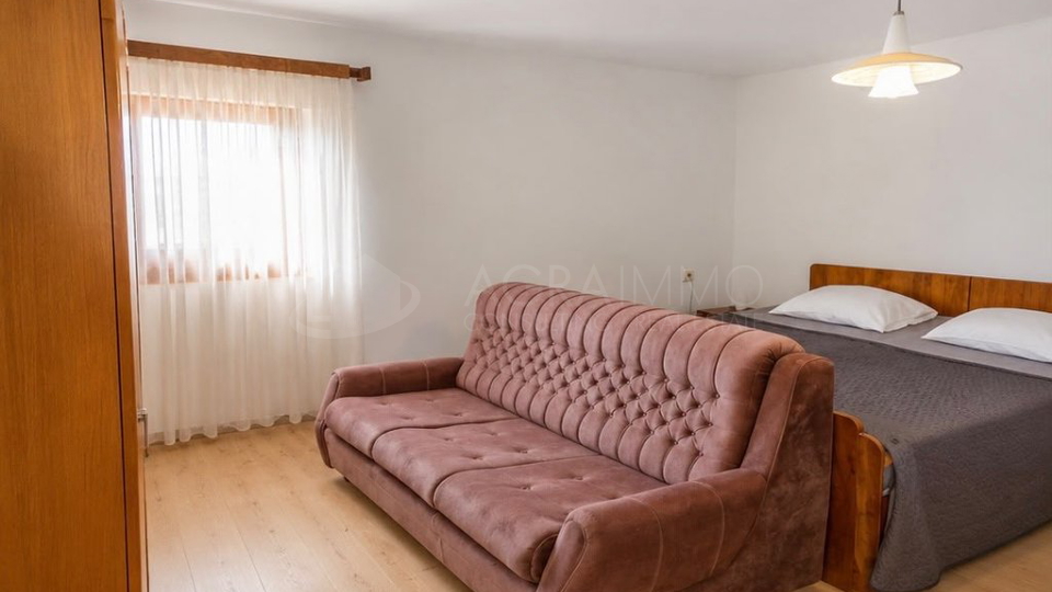 BARAT &ndash; KAMNITA HI&Scaron;A Z ZAZIDLJIVIM ZEMLJI&Scaron;&Ccaron;EM IN VELIKIM POTENCIALOM