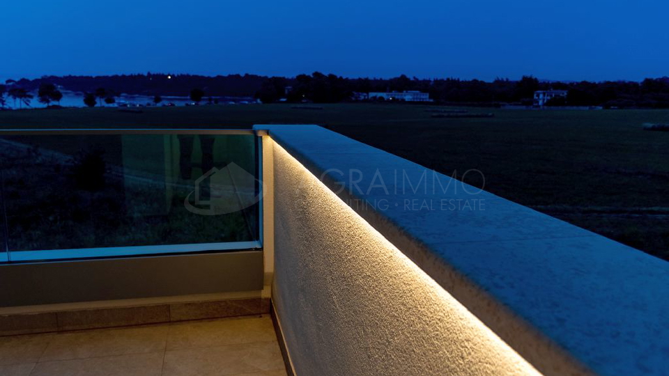 SAVUDRIJA – NOVI STAN U PRIZEMLJU S VRTOM – MODERNA ELEGANCIJA NA SAMO 250 M OD MORA