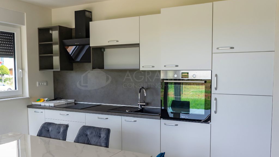 SAVUDRIJA – NOVI STAN U PRIZEMLJU S VRTOM – MODERNA ELEGANCIJA NA SAMO 250 M OD MORA