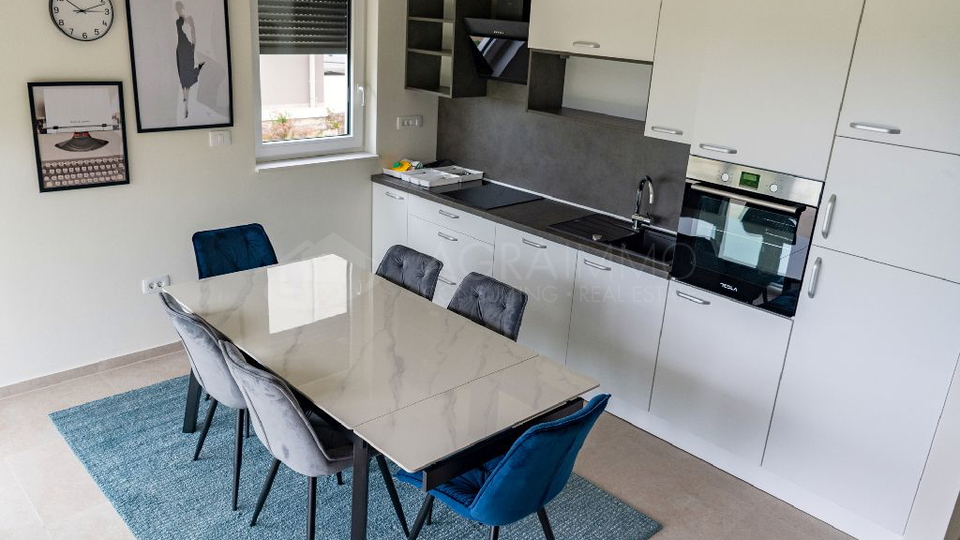 SAVUDRIJA – NOVI STAN U PRIZEMLJU S VRTOM – MODERNA ELEGANCIJA NA SAMO 250 M OD MORA