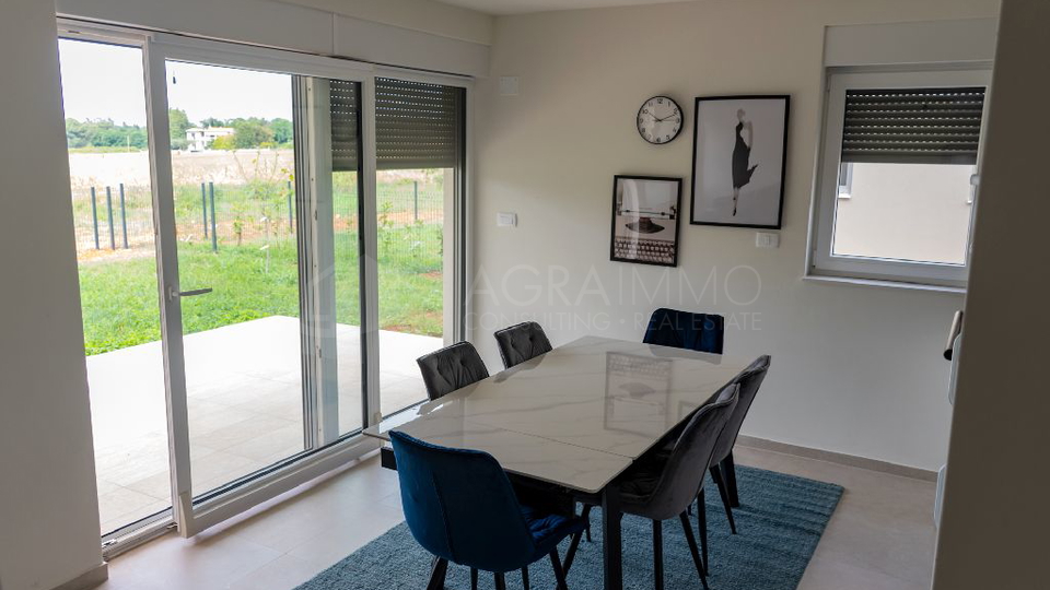 SAVUDRIJA – NOVI STAN U PRIZEMLJU S VRTOM – MODERNA ELEGANCIJA NA SAMO 250 M OD MORA