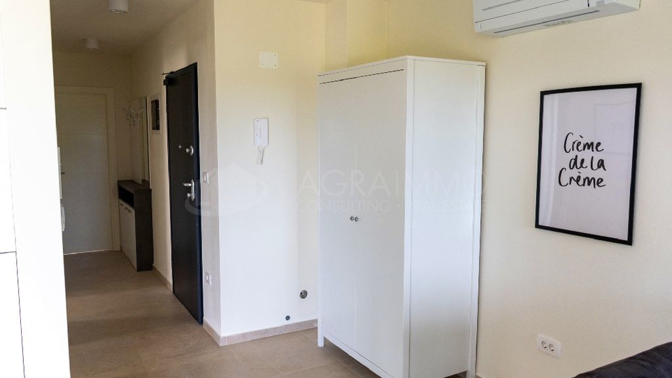 SAVUDRIJA – NOVI STAN U PRIZEMLJU S VRTOM – MODERNA ELEGANCIJA NA SAMO 250 M OD MORA