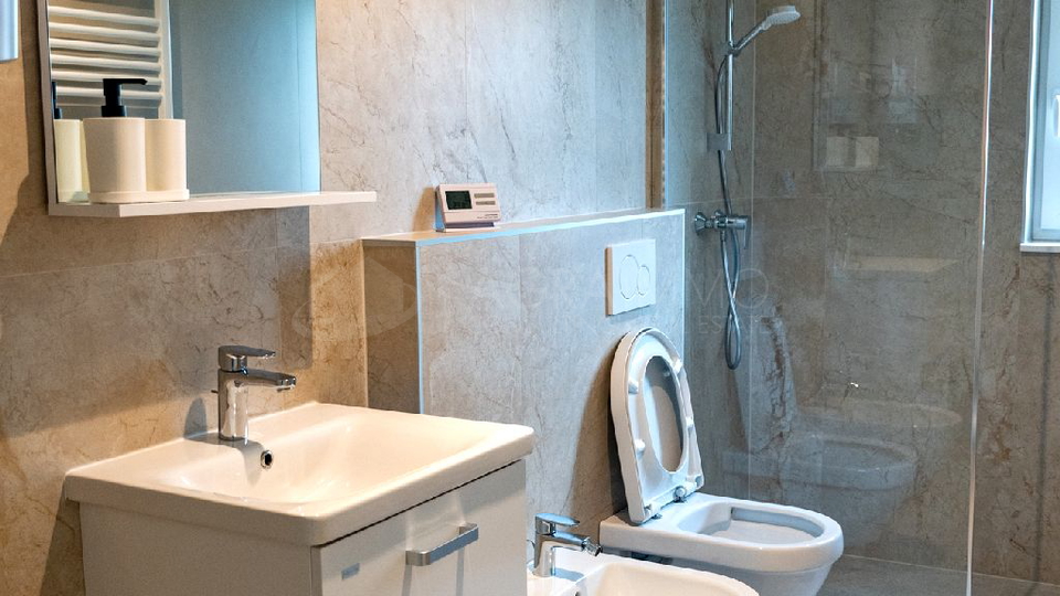 SAVUDRIJA – EDIFICIO RESIDENZIALE CON 6 APPARTAMENTI – ELEGANZA MODERNA A SOLI 250 M DAL MARE