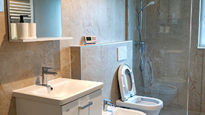 SAVUDRIJA – NOVI STAN U PRIZEMLJU S VRTOM – MODERNA ELEGANCIJA NA SAMO 250 M OD MORA