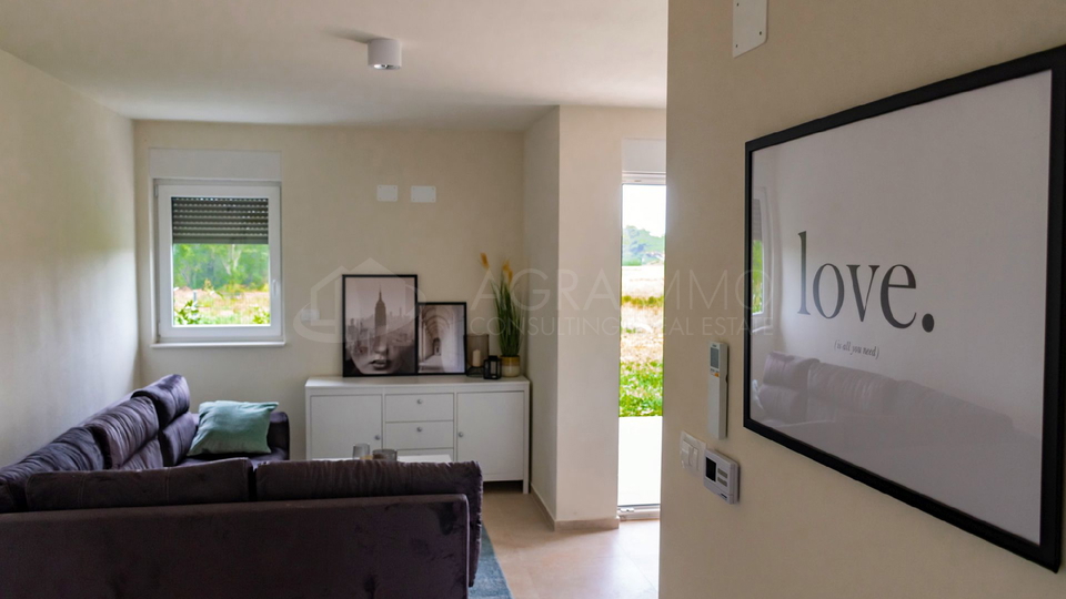 SAVUDRIJA – NOVI STAN U PRIZEMLJU S VRTOM – MODERNA ELEGANCIJA NA SAMO 250 M OD MORA