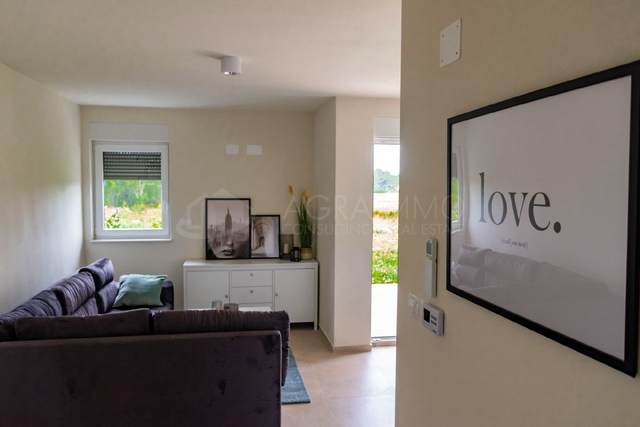 SAVUDRIJA – NOVI STAN U PRIZEMLJU S VRTOM – MODERNA ELEGANCIJA NA SAMO 250 M OD MORA