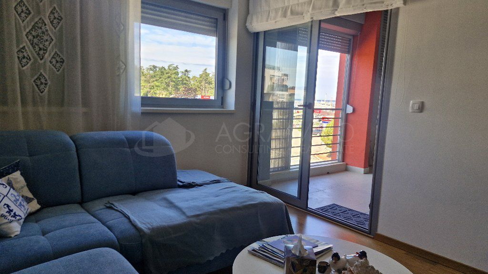 NOVIGRAD &ndash; PRVA VRSTA OB ACI MARINI &ndash; PANORAMSKI POGLED NA MORJE &ndash; ODLI&Ccaron;NA NALO&Zcaron;BENA PRILO&Zcaron;NOST