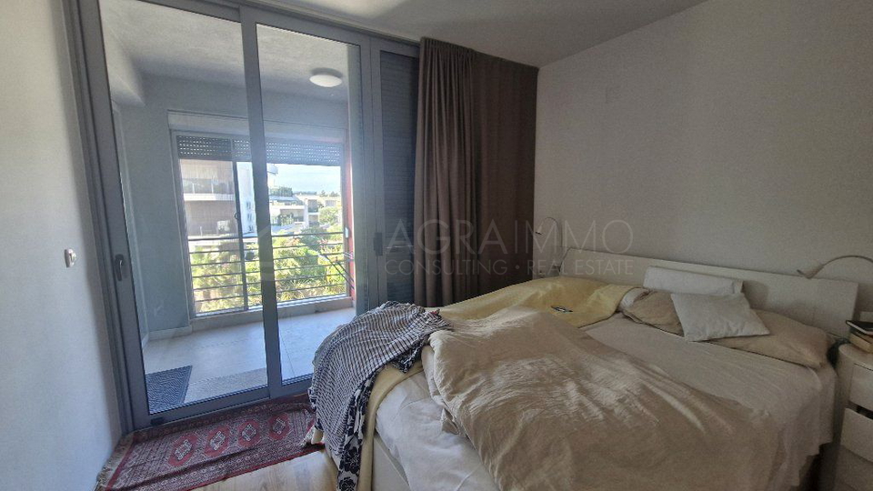 NOVIGRAD &ndash; PRVA VRSTA OB ACI MARINI &ndash; PANORAMSKI POGLED NA MORJE &ndash; ODLI&Ccaron;NA NALO&Zcaron;BENA PRILO&Zcaron;NOST