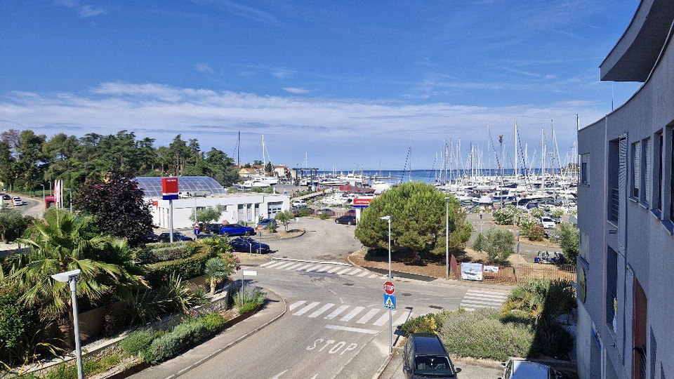 NOVIGRAD &ndash; PRVA VRSTA OB ACI MARINI &ndash; PANORAMSKI POGLED NA MORJE &ndash; ODLI&Ccaron;NA NALO&Zcaron;BENA PRILO&Zcaron;NOST