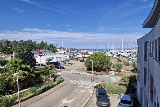 NOVIGRAD – PRVA VRSTA OB ACI MARINI – PANORAMSKI POGLED NA MORJE – ODLIČNA NALOŽBENA PRILOŽNOST