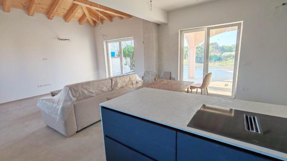 UMAG &ndash; CONTEMPORARY VILLA WITH SWIMMING POOL &ndash; PEACEFUL LOCATION &ndash; EXCELLENT INVESTMENT OPPORTUNITY