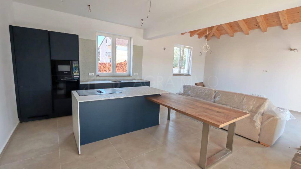 UMAG &ndash; CONTEMPORARY VILLA WITH SWIMMING POOL &ndash; PEACEFUL LOCATION &ndash; EXCELLENT INVESTMENT OPPORTUNITY