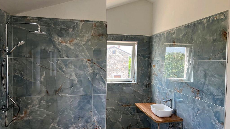 UMAG &ndash; CONTEMPORARY VILLA WITH SWIMMING POOL &ndash; PEACEFUL LOCATION &ndash; EXCELLENT INVESTMENT OPPORTUNITY