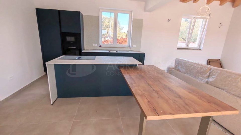 UMAG &ndash; CONTEMPORARY VILLA WITH SWIMMING POOL &ndash; PEACEFUL LOCATION &ndash; EXCELLENT INVESTMENT OPPORTUNITY