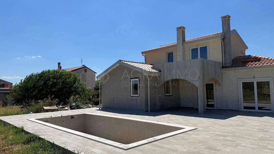 UMAG &ndash; CONTEMPORARY VILLA WITH SWIMMING POOL &ndash; PEACEFUL LOCATION &ndash; EXCELLENT INVESTMENT OPPORTUNITY