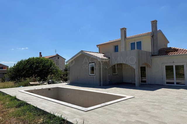 UMAG – CONTEMPORARY VILLA WITH SWIMMING POOL – PEACEFUL LOCATION – EXCELLENT INVESTMENT OPPORTUNITY