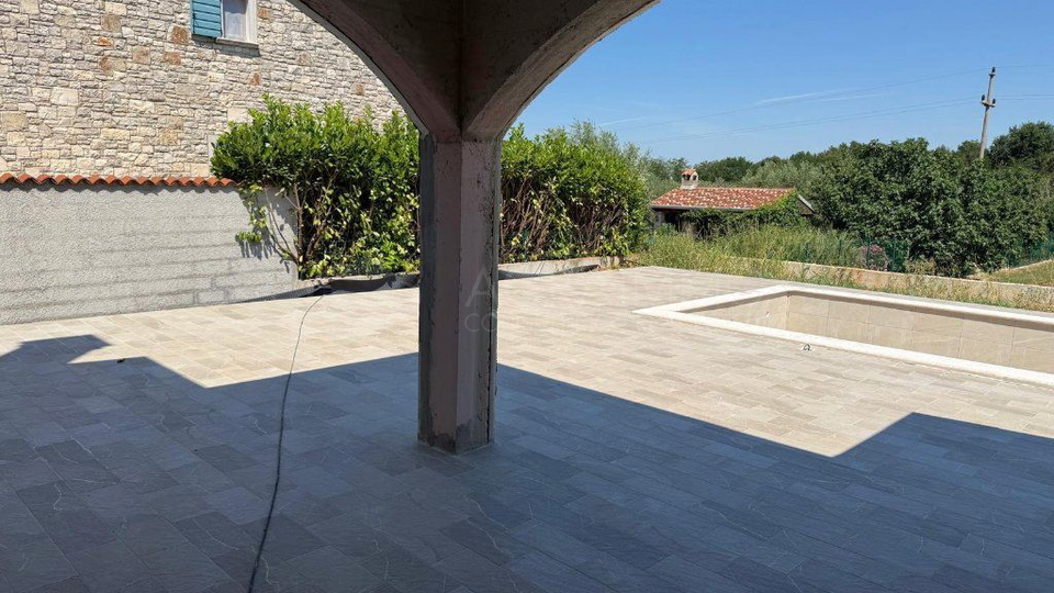UMAG &ndash; CONTEMPORARY VILLA WITH SWIMMING POOL &ndash; PEACEFUL LOCATION &ndash; EXCELLENT INVESTMENT OPPORTUNITY