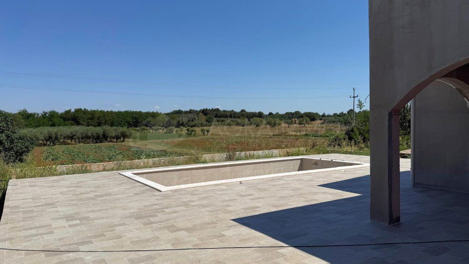 UMAG &ndash; CONTEMPORARY VILLA WITH SWIMMING POOL &ndash; PEACEFUL LOCATION &ndash; EXCELLENT INVESTMENT OPPORTUNITY