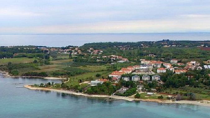 UMAG &ndash; ZAMBRATIJA &ndash; NOVI STAN U PRIZEMLJU S VRTOM OD 95 m&sup2;&comma; 200 m OD MORA