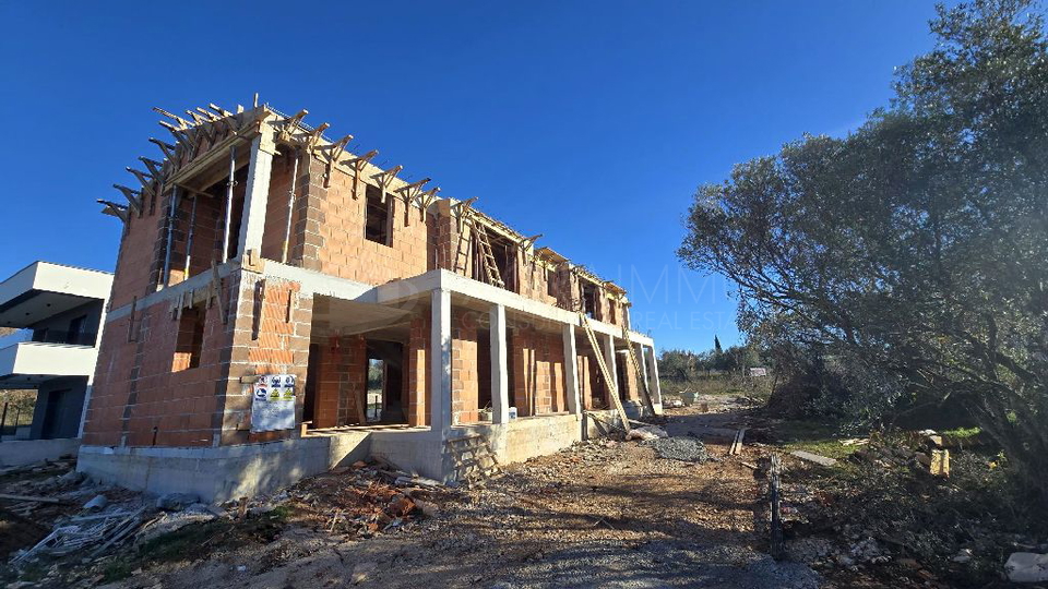 KA&Scaron;TEL &ndash; MODERNA KU&Cacute;A ZA SAVR&Scaron;ENI &Zcaron;IVOT I ODMOR U IZGRADNJI