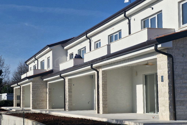 UMAG – MODERNA HIŠA Z VRHUNSKO OPREMO NA ODLIČNI LOKACIJI, SAMO 600 METROV OD MORJA