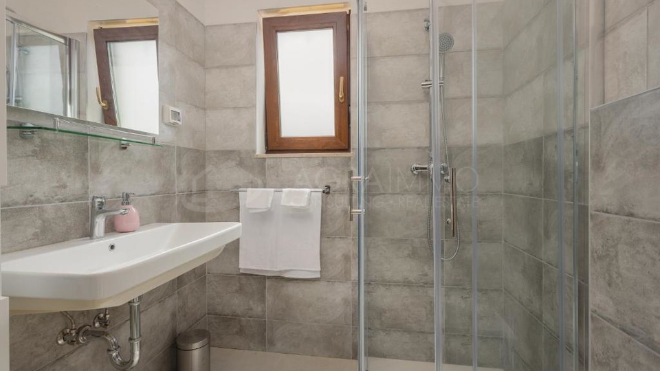 KA&Scaron;TEL &ndash; MODERNA SAMOSTOJNA HI&Scaron;A ZA BIVANJE IN ODDIH