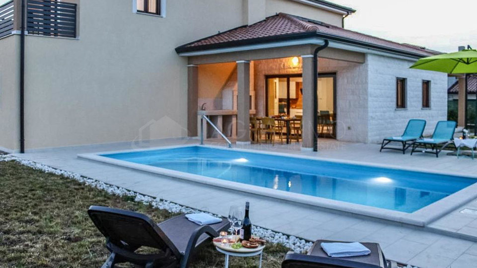 KA&Scaron;TEL &ndash; MODERNA SAMOSTOJNA HI&Scaron;A ZA BIVANJE IN ODDIH