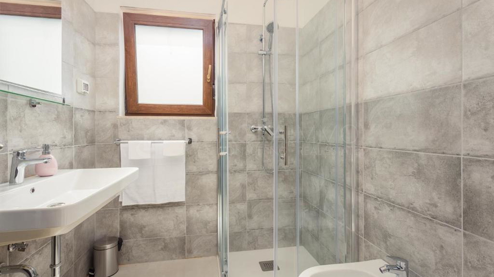 KA&Scaron;TEL &ndash; MODERNA SAMOSTOJNA HI&Scaron;A ZA BIVANJE IN ODDIH