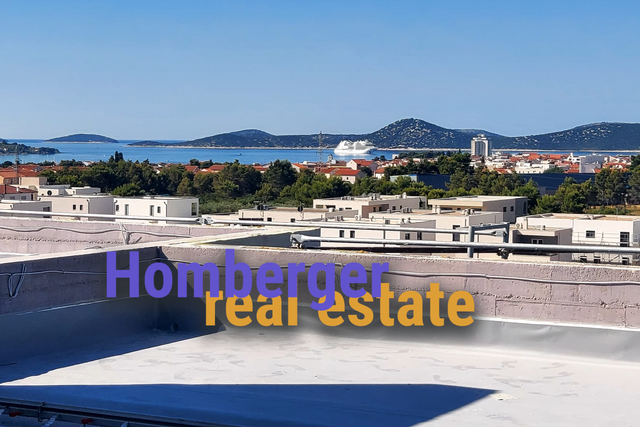 Vodice  atraktivan stan sa krovnom terasom, 3 spavaće sobe, podno grijanje, pogled