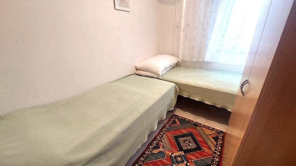 350 m vom Meer und Strand &ndash; Familienhaus in Pirovac zu verkaufen