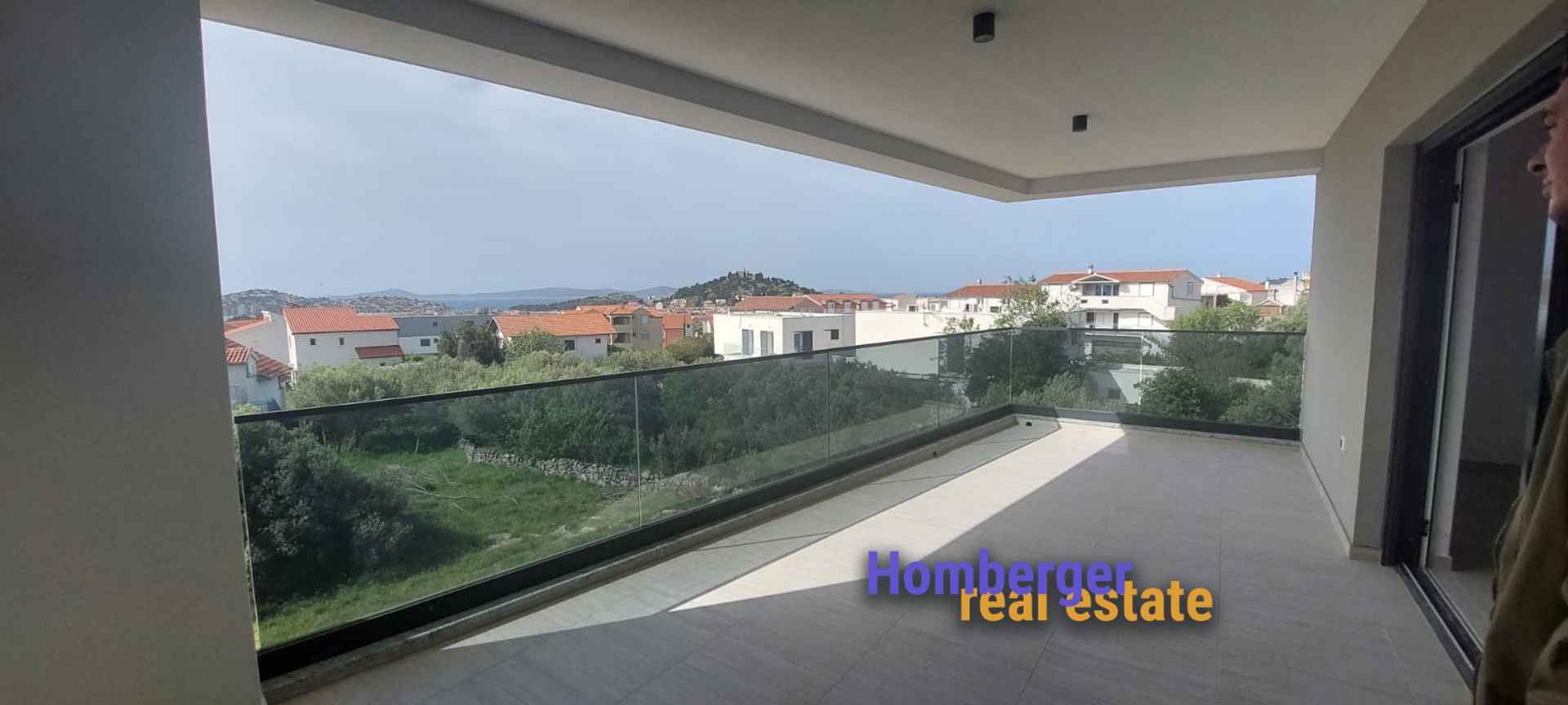 TRIBUNJ -  stan sa PREKRASNOM POGLEDOM  dvije spavaće sobe , ostavom i velikom terasom od 23m2