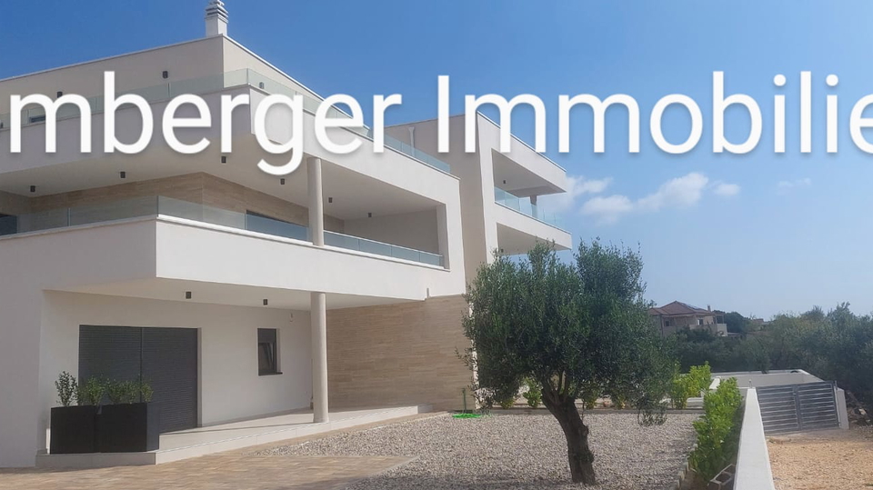 Ground floor apartment with garden and sea view