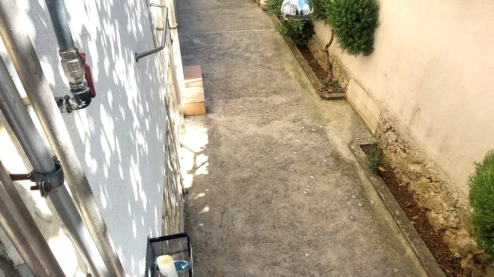350 m vom Meer und Strand &ndash; Familienhaus in Pirovac zu verkaufen