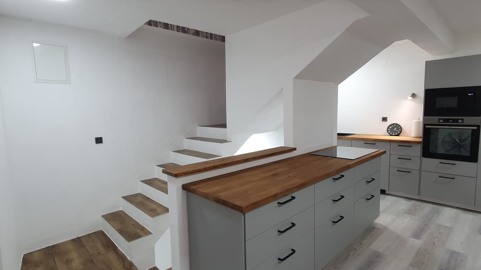 Steinhaus mit&nbsp; Ladenlokal in Vodice zu verkaufen&excl;