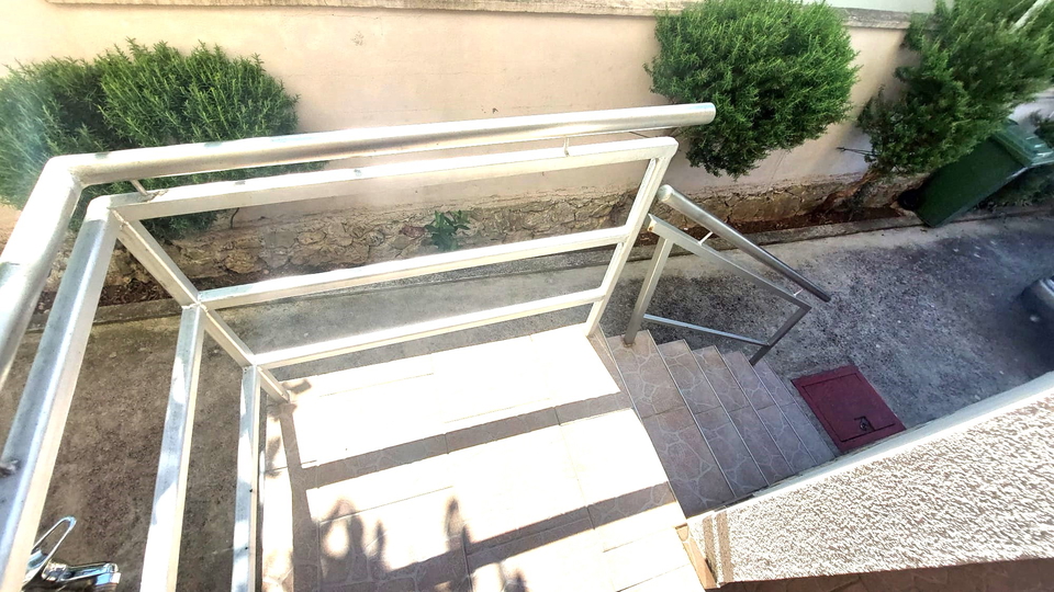 350 m vom Meer und Strand &ndash; Familienhaus in Pirovac zu verkaufen