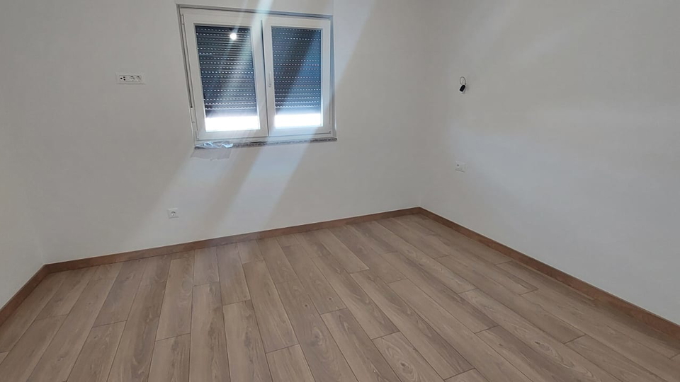 Vodice - 100m do mora - kuća u nizu - srednja sa krovnom terasom