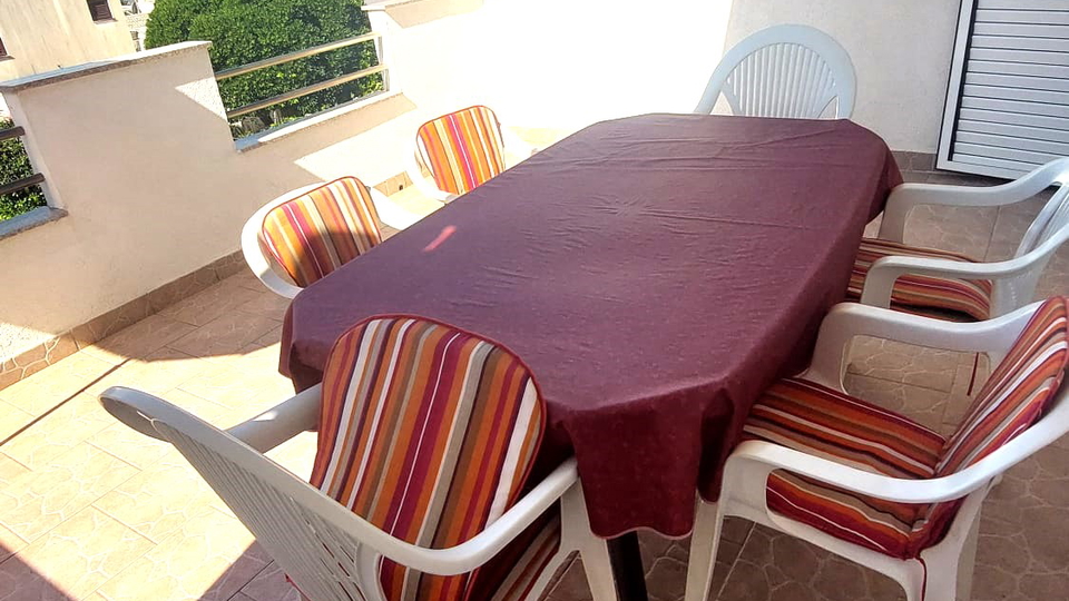 350 m vom Meer und Strand &ndash; Familienhaus in Pirovac zu verkaufen