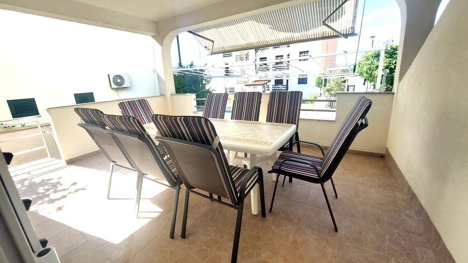 350 m vom Meer und Strand &ndash; Familienhaus in Pirovac zu verkaufen