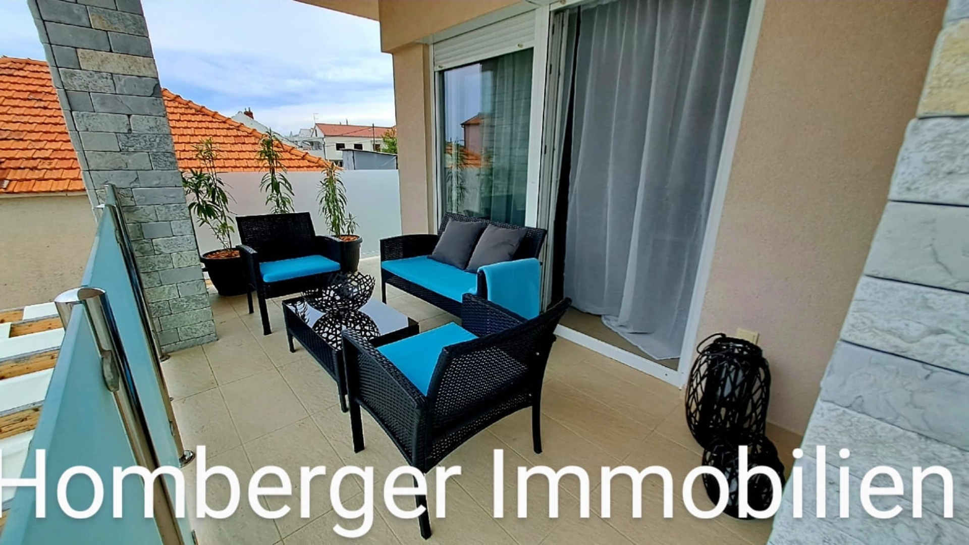 TRIBUNJ - Dvojna kuća sa dva stana , podrumom i vrtom  200m do mora