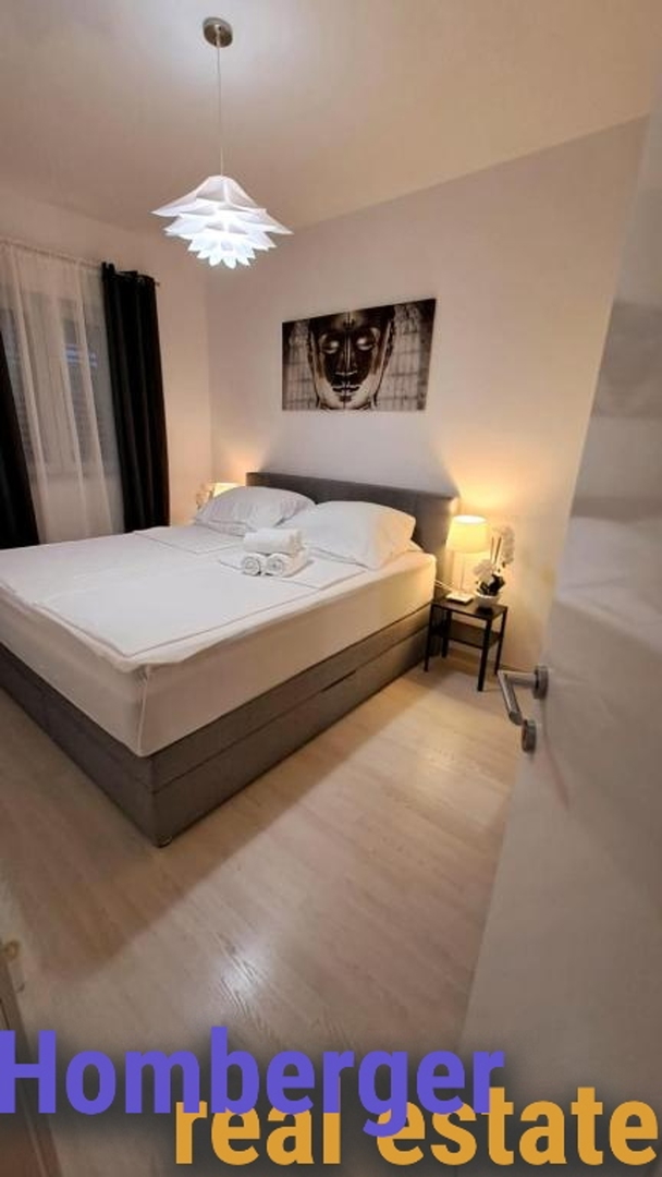 Doppelhaushälfte im Tribunj mit zwei Wohnungen, Keller Apartment und Garten nur 200m zum Meer