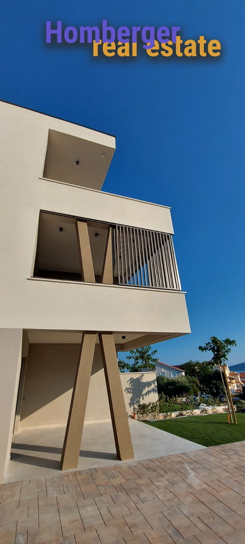 SNIŽENO DO 01.09. tko prvi njegovo -VODICE - Stan sa GARAŽOM samo 300m do mora- Stan u zgradi sa liftom