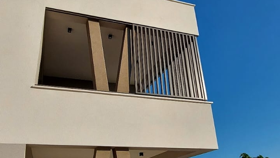 VODICE - ATTRAKTIVE LAGE 300m zum Meer- 4 Zimmer Wohnung in einem Gebäude mit Aufzug, abstelraum und garage.